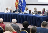 1 Министерството за животна средина и просторно планирање, во соработка со Македонското еколошко друштво, организираа работилница за презентирање на работната верзија на Предлогот на Законот за просторно планирање на Република Северна Македонија, како дел од проектот „Подобрување на поврзаноста кај балканскиот зелен појас“.   Работилницата имаше за цел да се претстави работната верзија на Предлогот на Законот пред релевантните стручни лица од областа на просторното планирање и да се дискутира содржината на Предлогот, со цел да се слушнат мислењата, предлозите и забелешките во функција на изготвување добар и солиден нацрт-закон за просторно планирање „Ова претставува одлучен чекор во правењето на значајни позитивни промени во областа на просторното планирање во нашата земја и во нашиот пристап кон одржливиот развој. Целта на изработката на новиот Закон за просторно планирање не беше само да се пополни вакумот во законодавството, т. е. да се одвој урбанистичкото од просторното планирање, туку и да се внесат нови концепти и стандарди како дел од нашата постоечка регулатива“ истакна министерката Шукова во воведното обраќање, нагласувајќи дека тој  вклучува повеќе нови и актуелни концепти во просторното планирање во Северна Македонија, како што се концептот на Зелената инфраструктура, незафаќањето на нови (особено земјоделски) површини со урбанизација (No-net-land-take), рециклирање на земјиштето, интегрирањето на климатските промени во просторното планирање и сл.   Државниот секретар на Министерството за животна средиуна и раководител на Секторот за просторно планирање Неби Реџепи претставувајќи ги целите, содржината и структурата на работилницата истакна „Нашата цел денес како МЖСПП е да разговараме за предложениот работен текст на нацрт-Законот за просторно планирање. Очекуваме дека овој закон ќе стане прв посебен закон за просторно планирање во нашата држава, и затоа сме тука, за да придонесеме кон неговото подобрување, за заедничкото и општо добро. На оваа работилница за дијалог и размена на мислења, секој коментар или предлог ќе биде значаен за изработката на финалната везија на Законот. Со активното учество на сите, сигурни сме дека ќе можеме да создадеме Закон кој ќе биде соодветен на нашите современи услови и потреби и кој ќе обезбеди пристојна иднина на идните генерации“. Просторниот план е мултидисциплинарен документ кој има за задача да ги интегрира и усогласи различните секторски политики и да даде соодветни насоки за сеопфатен, кохезивен, прифатлив развој, имајќи ја предвид одржливоста, а со посебен акцент на заштитата на животната средина, природата, човековото здравје, и сè поактуелниот аспект на влијанието на климатските промени и нивното ублажување. Тој е долгорочен плански документ кој се донесува со важност од најмалку 15 години и затоа од особена важност е процесот на изработка и донесување да биде што потранспарентен и инклузивен.