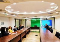 1 Заменик министерката за животна средина и просторно плaнирање Христина Оџаклиеска денеска имаше работна средба со професорот Трајче Стафилов од Институтот по хемија при Природно-математичкиот факултет,  со кој разговараа за состојбата во животната средина во нашата држава, со посебен осврт на историското загадување од поранешните индустриски гиганти, што ги наследивме како жешки точки и за чие што расчистување се потребни големи финансиски ресурси.  На настанот, Стафилов го презентираше Геохемискиот атлас на почвите во Република Северна Македонија. Тој појасни дека Атласот, кој ги содржи основните геохемиски карактеристики на почвите од целата теритирија на државата, ќе им помогне на сите оние кои имаат интерес за одржливо користење на почвата, но и во борбата против загадувањето со тешки метали во одделни области од нашата држава. Според заменик министерката Оџаклиеска, научните истражувања се основа за креирање на одржливи политики во процесот на справување со загадувањето на животната средина  во насока на заштита на здравјето на луѓето.